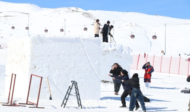 Erciyes&#039;teki kar kazma kürekle sanat eserine dönüşüyor