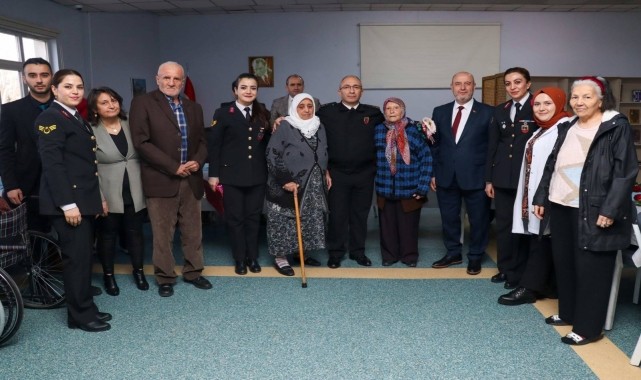 Eskişehir'de jandarma personelinden huzurevine ziyaret