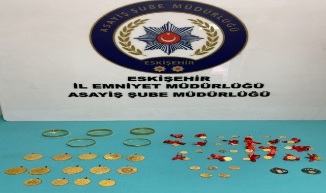 Eskişehir&#039;de kendilerini polis olarak tanıtıp dolandırıcılık yapan 2 zanlı tutuklandı