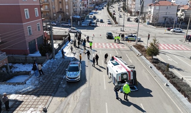 Karaman&#039;da ambulans ile otomobilin çarpıştığı kazada 5 kişi yaralandı