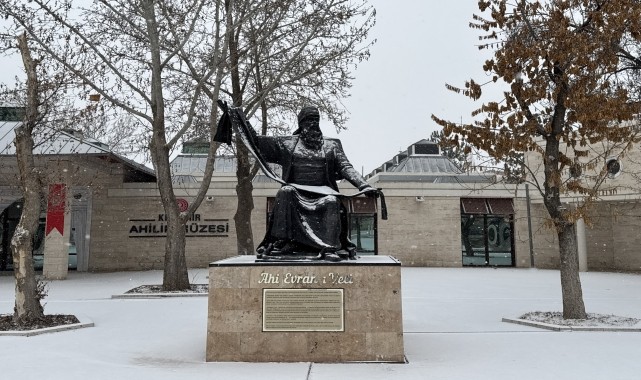 Kırşehir'de kar yağışı etkili oluyor