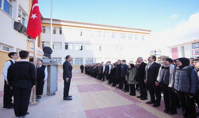 Milli Eğitim Bakanı Tekin, Aksaray'da lisedeki bayrak törenine katıldı