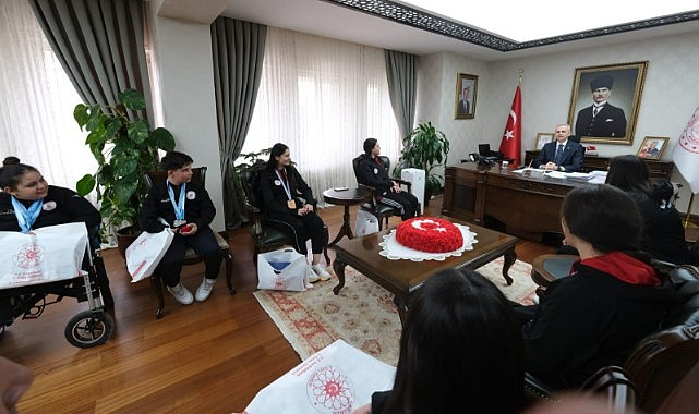 Vali Çiçekli&#039;den sporculara ödül