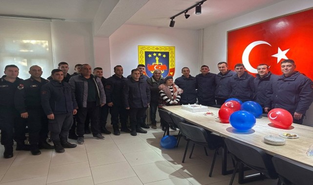 Yozgat&#039;ta jandarma ekiplerinden down sendromlu Suna&#039;ya doğum günü sürprizi