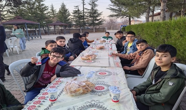 Bahşılı'da öğrenciler iftarda bir araya geldi