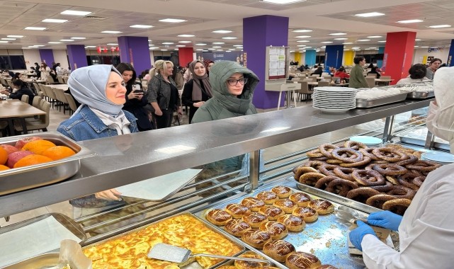 Bakan Göktaş, KYK yurdundaki kız öğrencilerle sahur yaptı