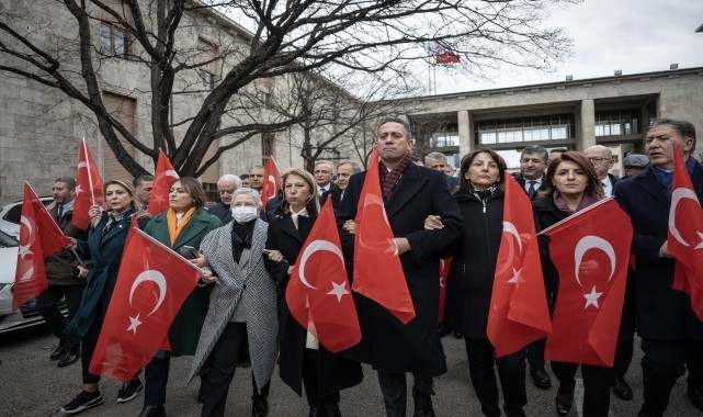 CHP milletvekilleri, İmamoğlu&#039;nun gözaltı kararına tepki için Meclis&#039;ten parti genel merkezine yürüdü
