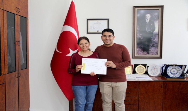 Emekli olan anestezi teknikeri kadına teşekkür belgesini doktor oğlu verdi