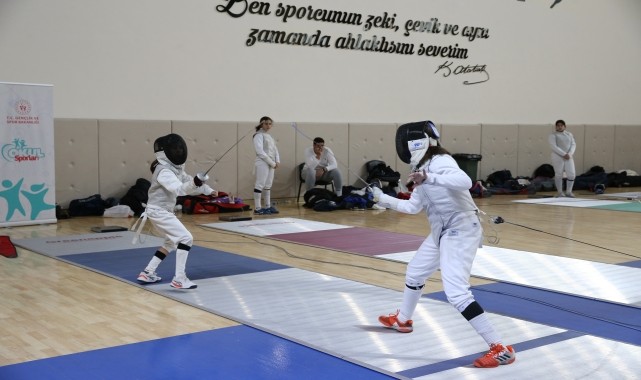 Eskişehir'de Okul Sporları Eskrim Türkiye Şampiyonası başladı