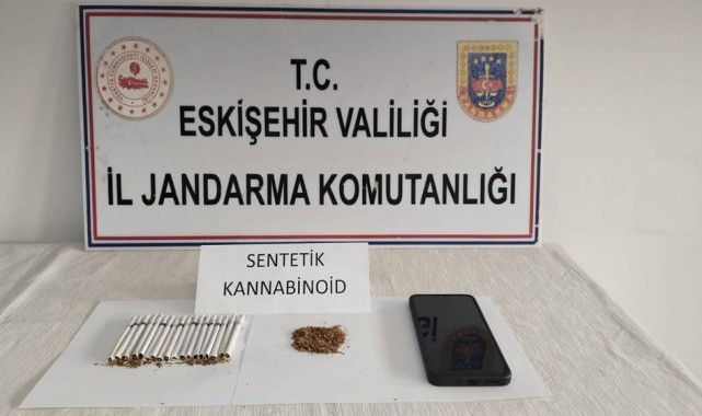 Eskişehir'de otomobilinde uyuşturucu bulunan şüpheli gözaltına alındı