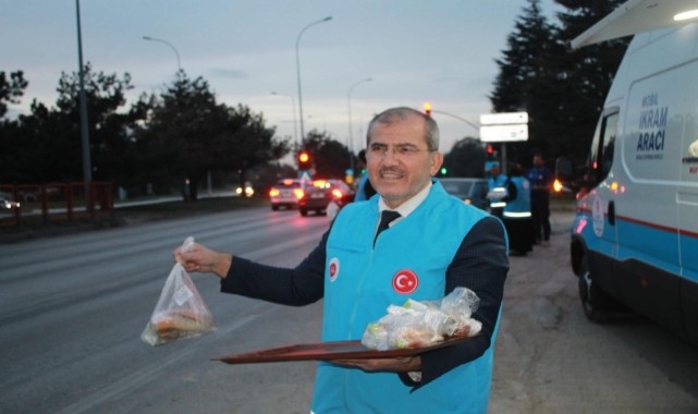 Eskişehir&#039;de seyahat edenlere iftariyelik dağıtıldı