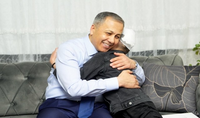 İçişleri Bakanı Yerlikaya, sahipsiz köpeklerin saldırdığı Tunahan Yılmaz&#039;ı ziyaret etti