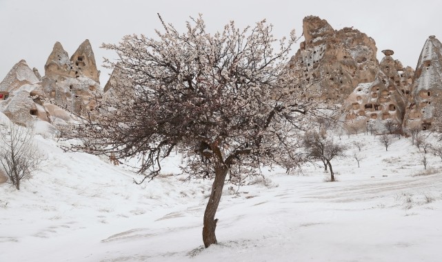 Kapadokya&#039;daki peribacaları kar yağışıyla beyaza büründü