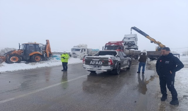 Kayseri&#039;de kar ve tipi nedeniyle mahsur kalan 911 kişi kurtarıldı