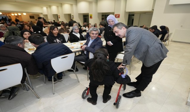 Milli Eğitim Bakanı Tekin, öğrenci, öğretmen ve velilerle iftarda buluştu