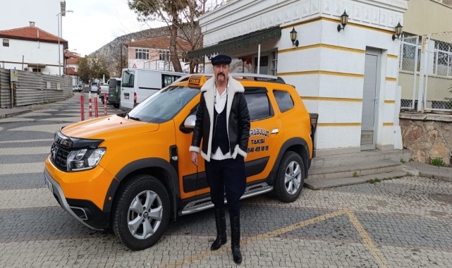 Nallıhan&#039;da gazi dedesinden etkilenen taksici kıyafetiyle dikkati çekiyor