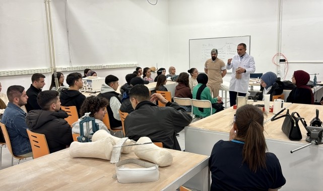 Öğrencilere ampute hastalar üzerinde uygulamalı protez eğitimi veriliyor