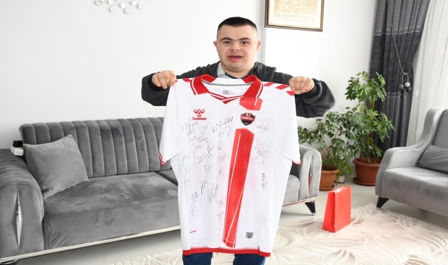 Yozgat&#039;ta down sendromlu Yasin&#039;e imzalı Yozgat Belediyesi Bozokspor forması hediye edildi