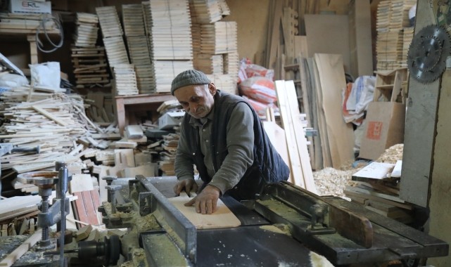 Ankara&#039;da marangoz ustası babasından öğrendiği mesleği 55 yıldır sürdürüyor