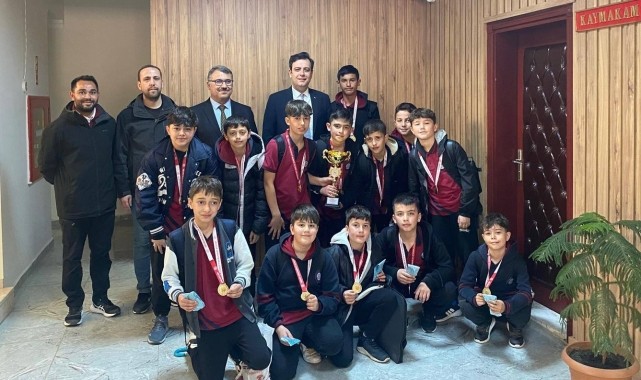Futbol turnuvasında birinci olan takım Şabanözü Kaymakamı ve Belediye Başkanını ziyaret etti