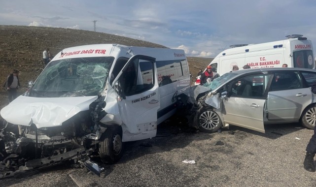 GÜNCELLEME - Sivas&#039;ta kamu personelini taşıyan minibüs ile otomobil çarpıştı, 18 kişi yaralandı