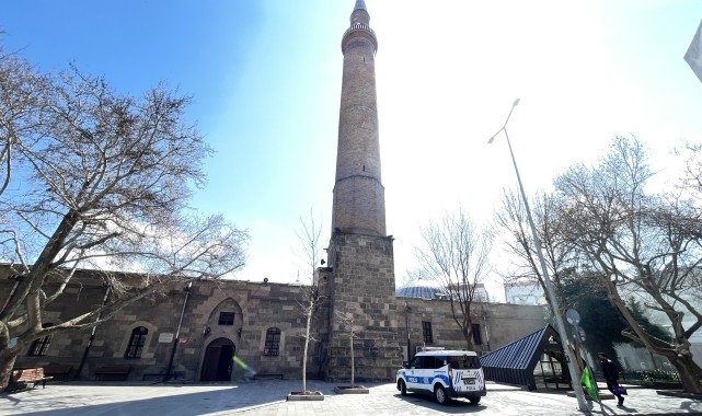 Kayseri&#039;deki tarihi camiden hırsızlık girişimi güvenlik kamerasında