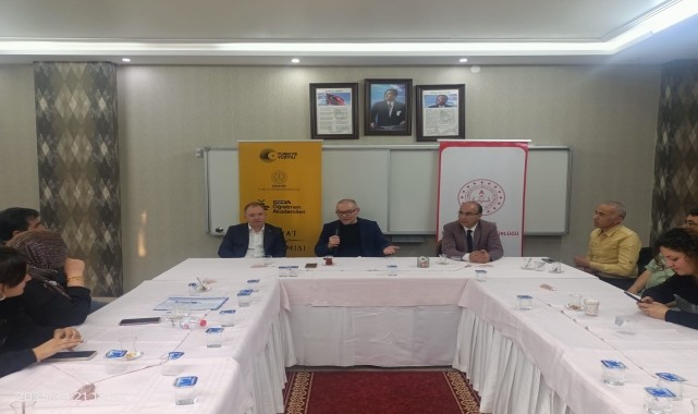 Kırşehir&#039;de Türk edebiyatı ve biyografinin önemi konuşuldu