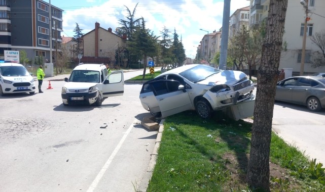Konya&#039;da otomobille kamyonetin çarpışması sonucu 5 kişi yaralandı