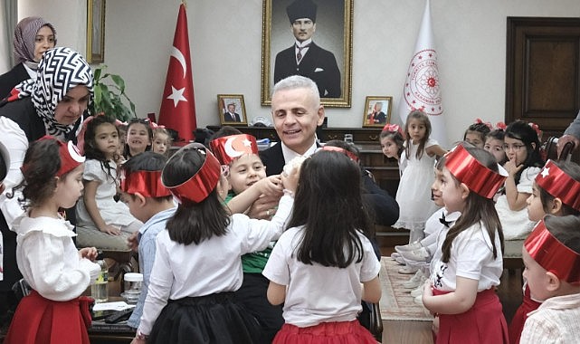 Miniklerden Vali Çiçekli&#039;ye 23 Nisan sürprizi