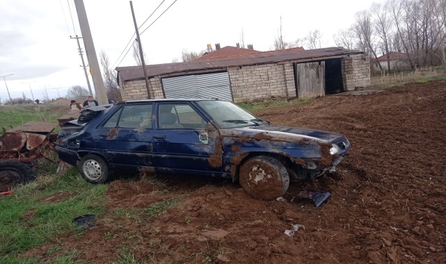 Şarkışla&#039;da devrilen otomobilin sürücüsü yaralandı