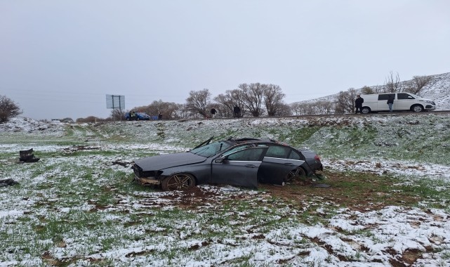 Sivas&#039;ta devrilen otomobildeki 3 kişi yaralandı