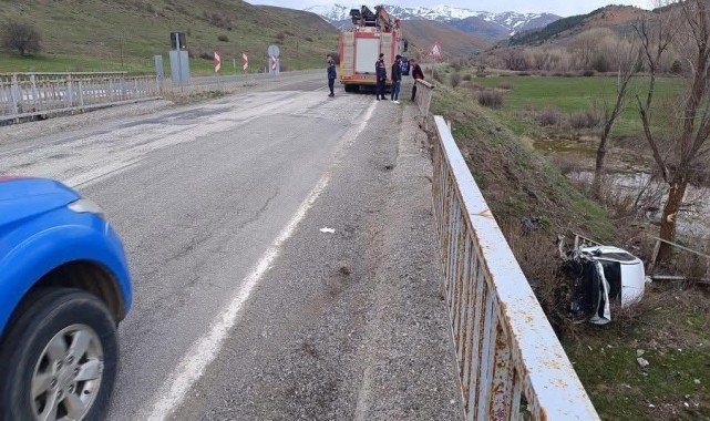 Sivas&#039;ta köprüden düşen otomobildeki 2 kişi yaralandı