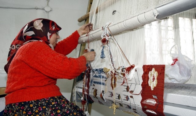 Beypazarı Halk Eğitimi Merkezinde dokunan kilimler kök boyayla renklendiriliyor