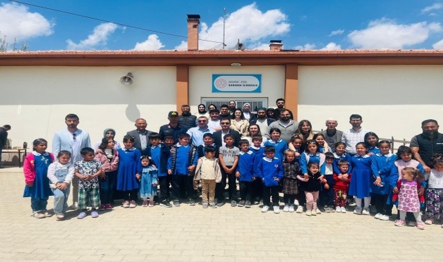 Eskil Kaymakamı Yurddaş, üniversite öğrencileriyle köy okuluna ziyarette bulundu