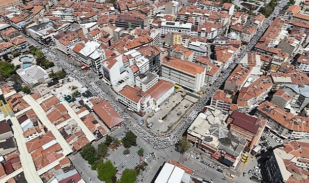 Hem tarihe geçtiler hem de tatili kaptılar