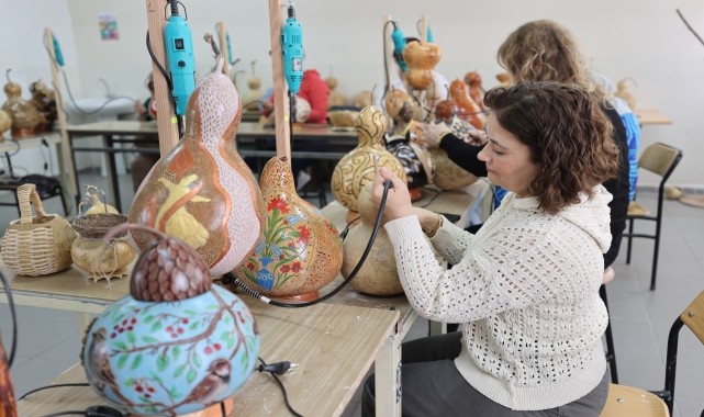 Kadınlar yetiştirdikleri su kabaklarını süs eşyasına dönüştürüyor