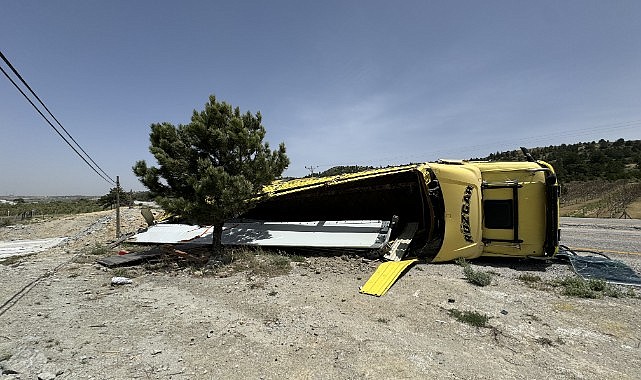 Karaman&#039;da devrilen tırın sürücüsü yaralandı
