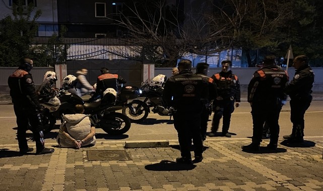 Kayseri&#039;de cezaevinden izinli çıkan hükümlü, polisten kaçarken uyuşturucuyla yakalandı