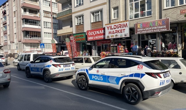 Kayseri&#039;de hırsızlık için kuyumcuya gelen zanlı panikleyip kaçtı