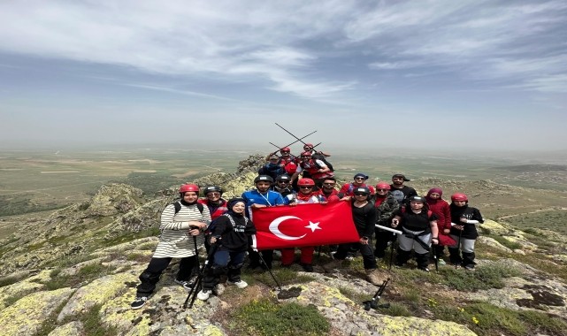 Kırşehir&#039;de dağcılar &quot;19 Mayıs&quot;ı 1530 rakımlı zirvede kutladı