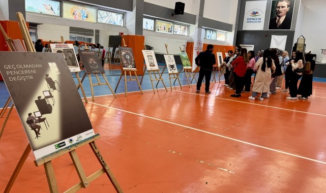 Kırşehir&#039;de gençler Yeşilay&#039;ın bağımlılıkla mücadele sergisini gezdi