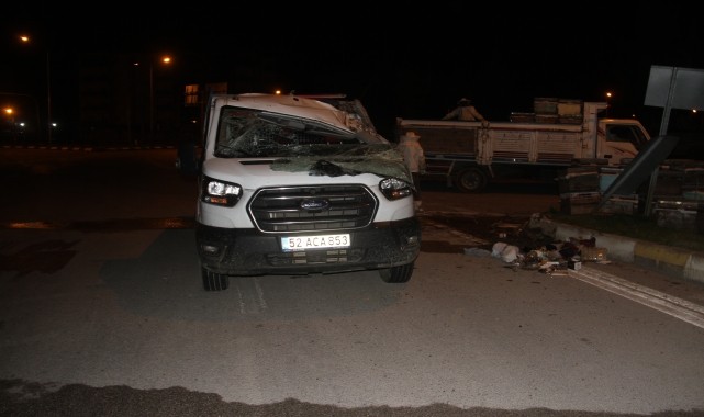 Konya&#039;da arı kovanı yüklü kamyonet devrildi