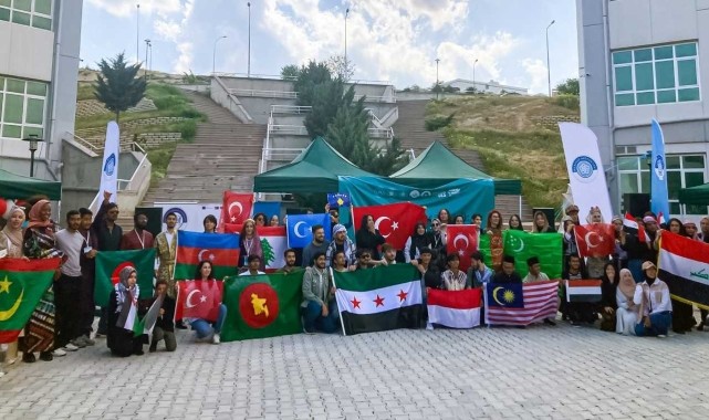 Konya'da farklı ülkelerden gelen üniversite öğrencileri kültürlerini tanıttı