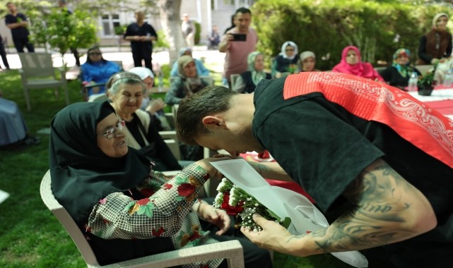 Konyasporlu futbolcular Anneler Günü&#039;nü ziyaretlerle kutladı