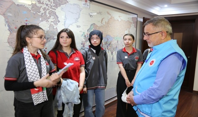 Lise öğrencileri hazırladıkları mektupları TDV aracılığıyla Gazzelilere gönderecek