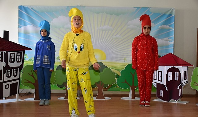 Masallar sahneyle buluştu