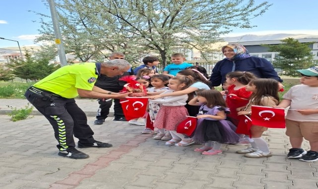 Niğde&#039;de polisler öğrencilere trafik eğitimi verdi