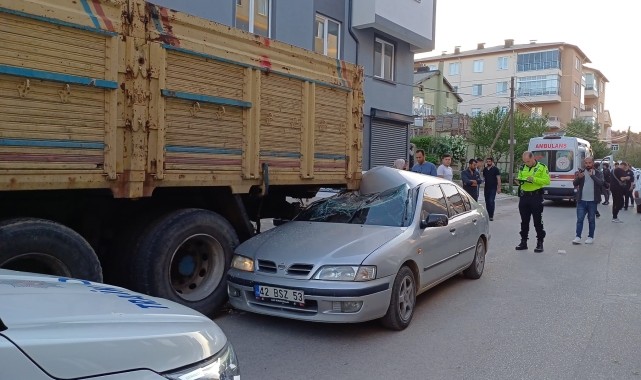 Otomobil park halindeki kamyonun altına girdi