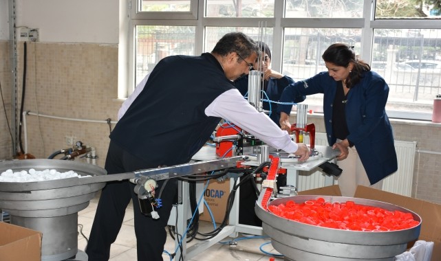 Plastik sektörüne katkı sağlayan meslek liseliler para da kazanıyor