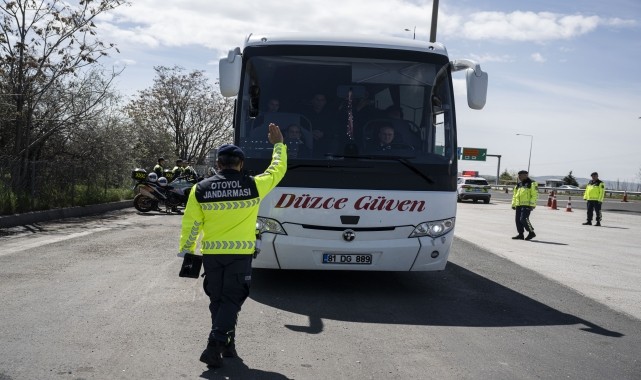 Şehirler arası otobüsler &quot;yolcu gibi&quot; seyahat eden jandarma ekiplerince denetleniyor